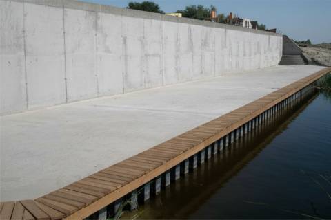 concrete retaining wall promenade